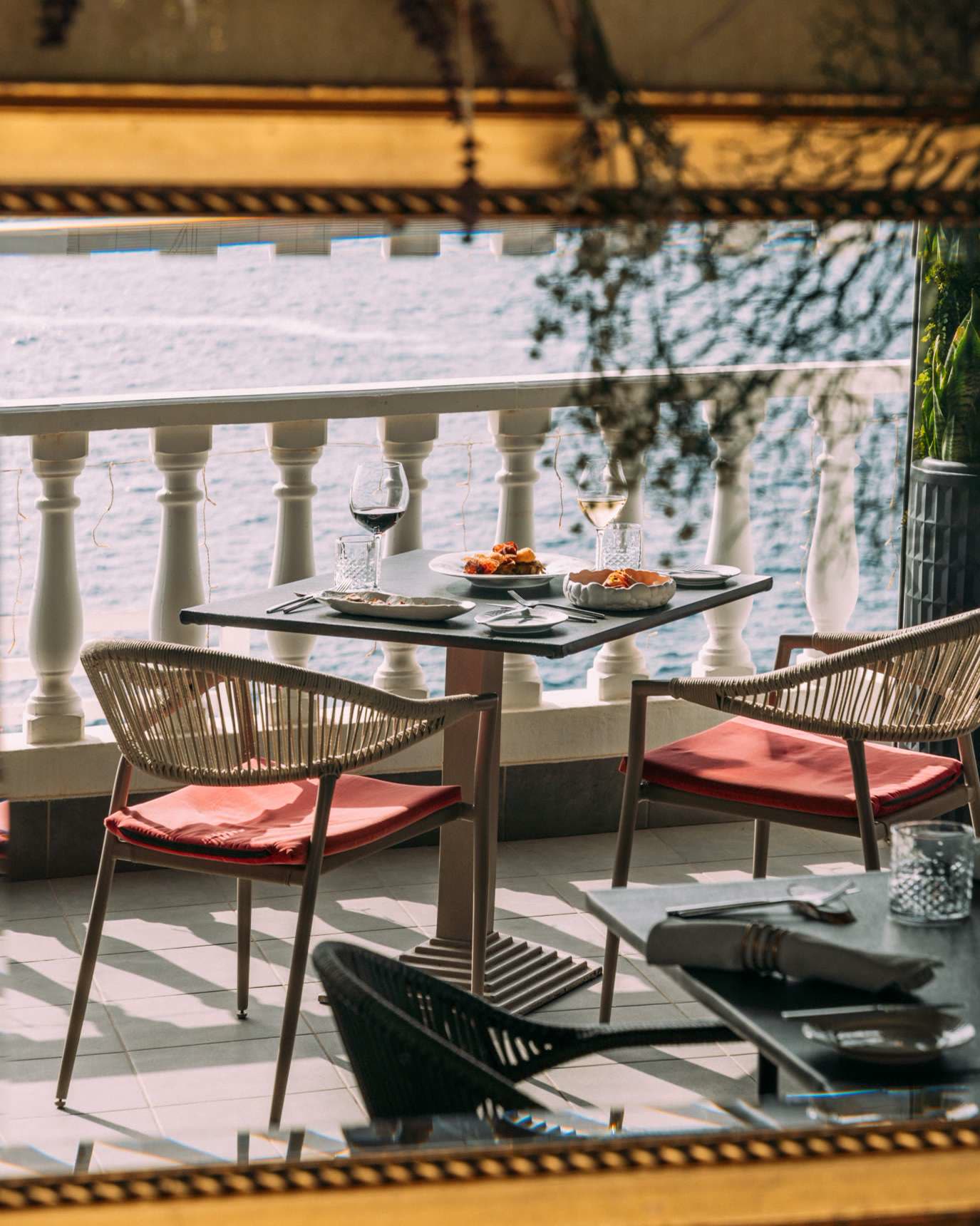 Tisch für zwei mit Meerblick auf der Terrasse